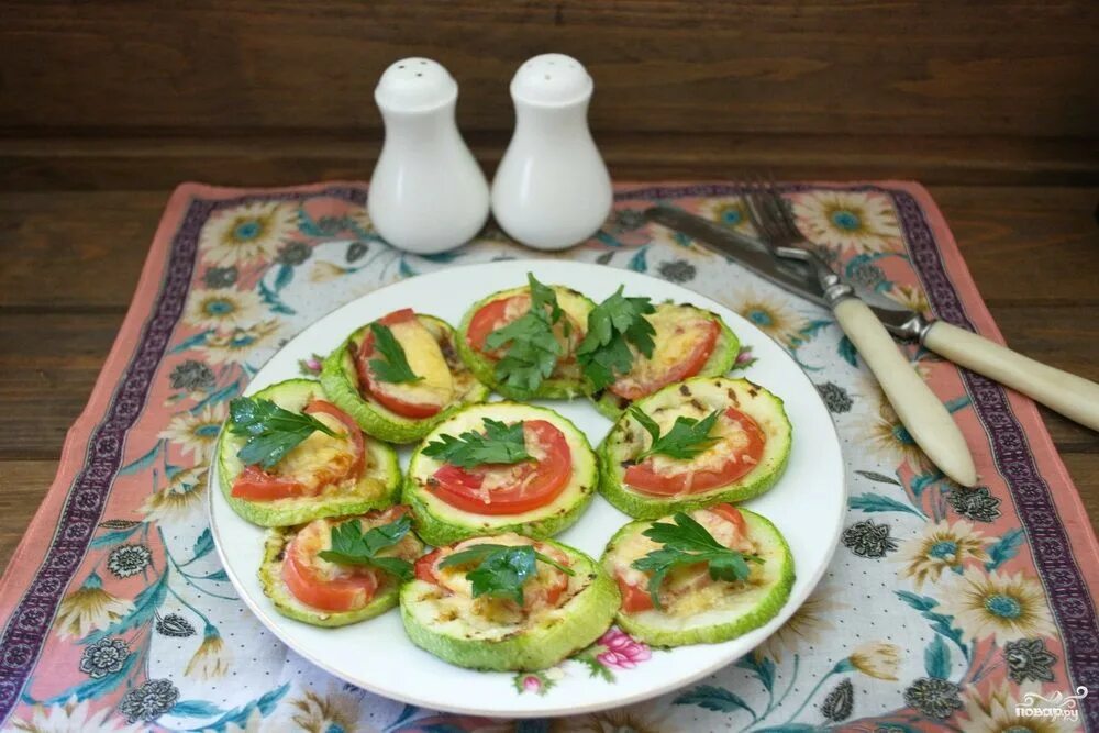 Кабачки помидоры сыр чеснок майонез. Кабачки с помидорами в духовке кружочками. Жареные кабачки кружочками с помидорами. Кабачки с помидорами и сыром кружочками. Кабачки жареные в духовке.