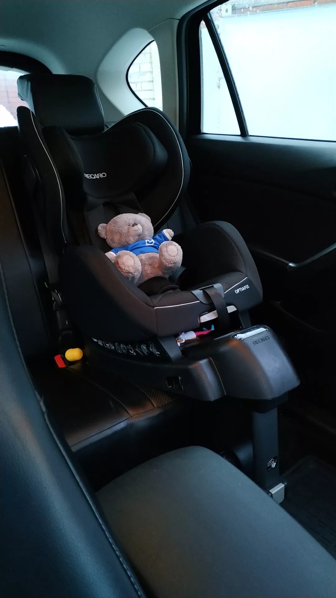 Как установить люльку в машину. Детское автокресло Recaro OPTIAFIX. Recaro OPTIAFIX черное. Детское сиденье Recaro 5000k. Автолюлька рекаро для новорожденных.