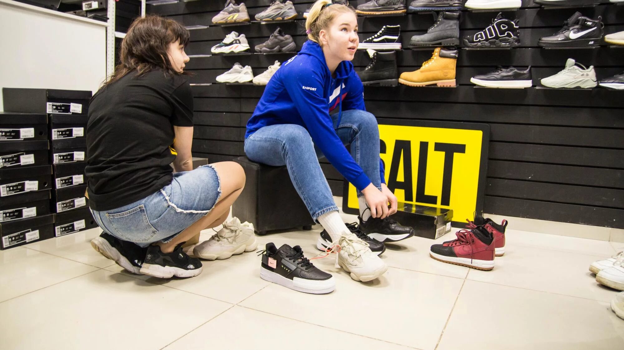 Обувью в тц. Дубровка кроссовки. Кроссовки с рынка. Кроссовки nike садовод. Тц дубровка.