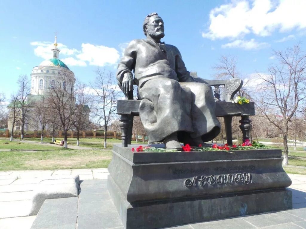 Город орёл памятник Лескову. Памятник Николаю Лескову. Памятник Николаю Семеновичу Лескову. Памятник н с Лескову в Орле.