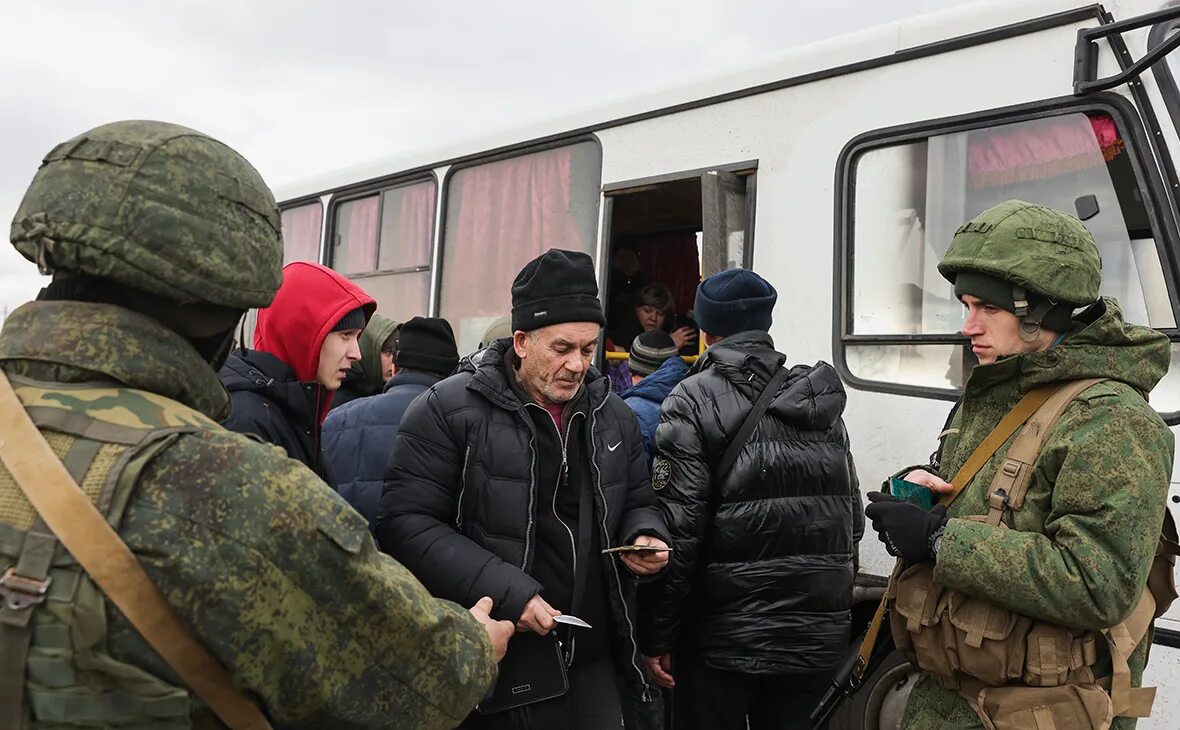 Украинские военные. Российские военные эвакуируют украинцев. Вс России. Гуманитарные коридоры на Украине. Военные вести с украины