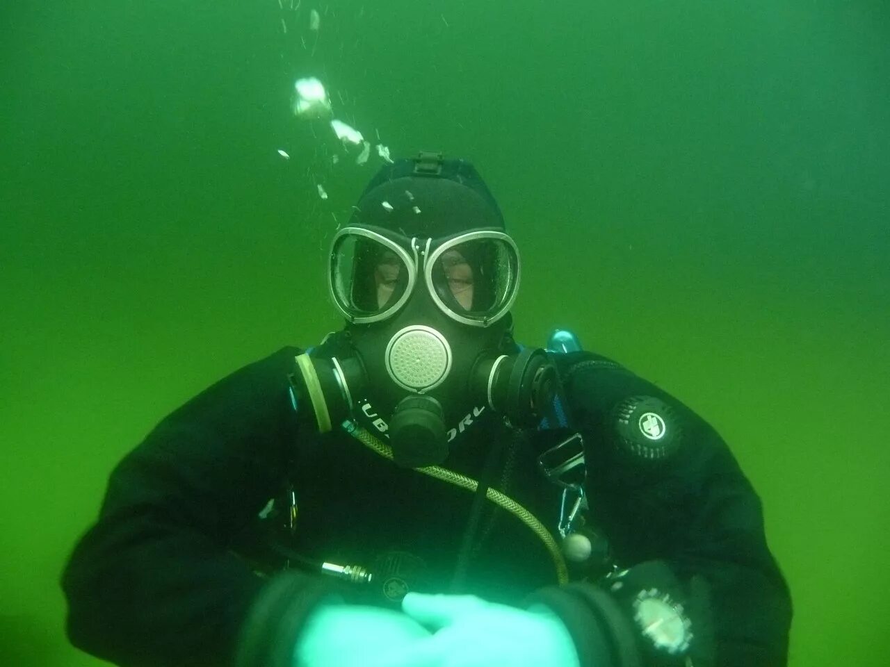 Акваланг глубоководный трехболтовка. Погружение водолаза. Современный водолазный костюм. Глубоководный водолаз. Газ для дыхания водолазов