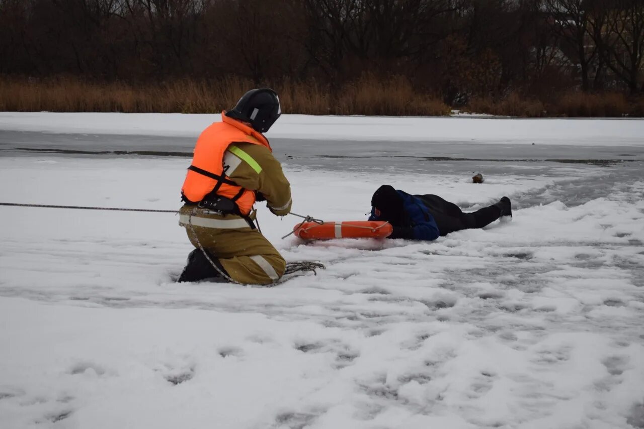 Человек провалился под лед. Человек паровалися под лёд. Люди зимой. Спасаем зимой. Человек паровалися под лёд.