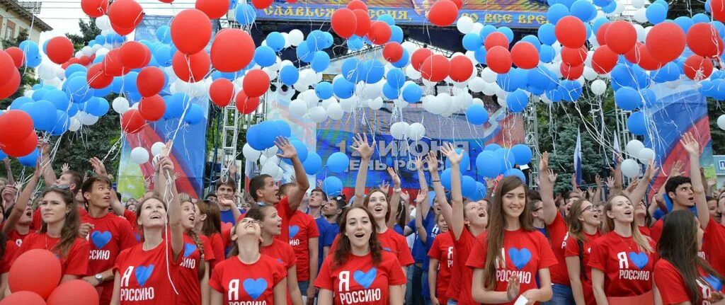 Молодая россия деятельность. Молодежные объединения. Молодежь России. Молодежь с флагом России. Молодежь будущее.