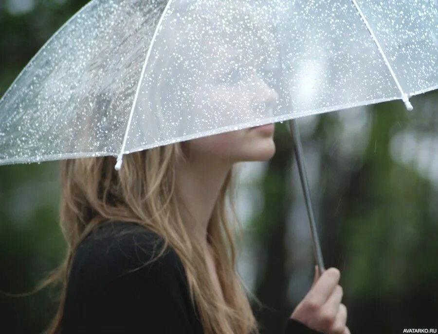 Просто я живу на улице. Девушка с прозрачным зонтом. Девушка с зонтом под дождем. Зонт прозрачный красивый. Блондинка с зонтиком.