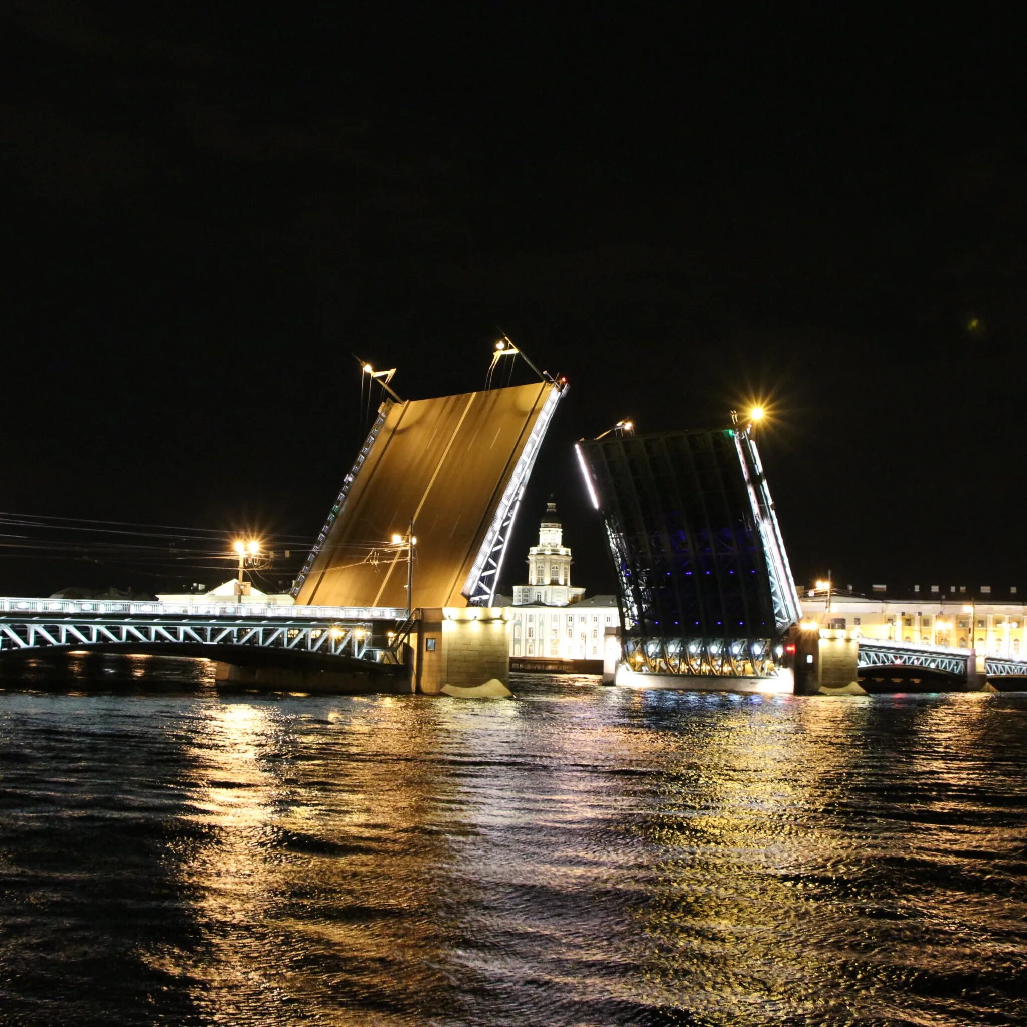 Ночной питер мост. Ночной петербург дворцовый мост. Разведенный дворцовый мост в санкт-петербурге. Питер разводной мост петропавловская крепость. Дворцовый мост в санкт-петербурге.