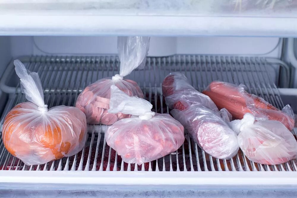 Правила заморозки. Колбаса в холодильнике. Хранение мяса в морозильной камере. Хранение колбасы в холодильнике.