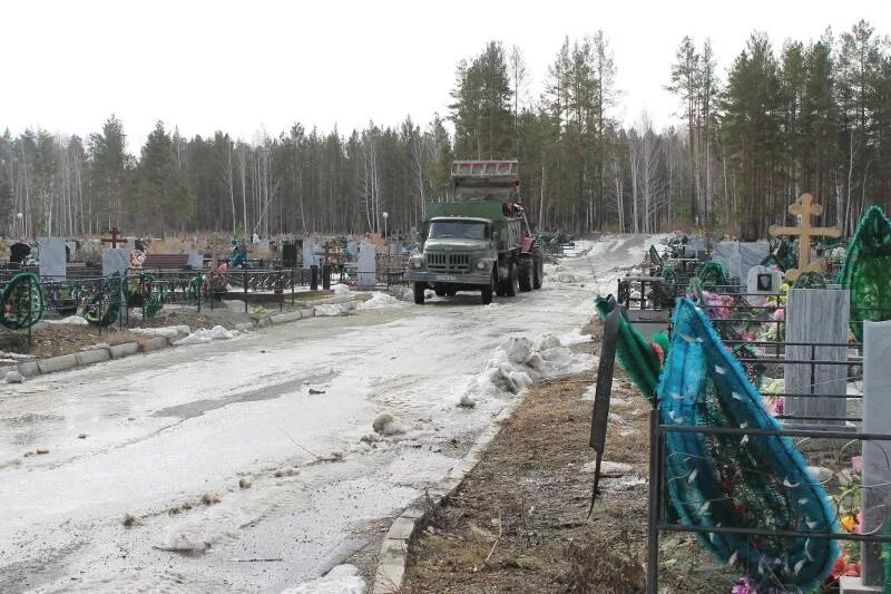 Порядок содержания кладбища. Порядок содержания кладбища. Озёрск челябинская область кладбище. Порядок содержания кладбища. И снова на могилках пьют.