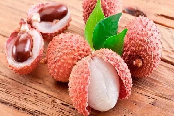 Личи почищенный. Фрукты тайланда личи. Как чистить личи. Ягода личи. Как чистить личи.