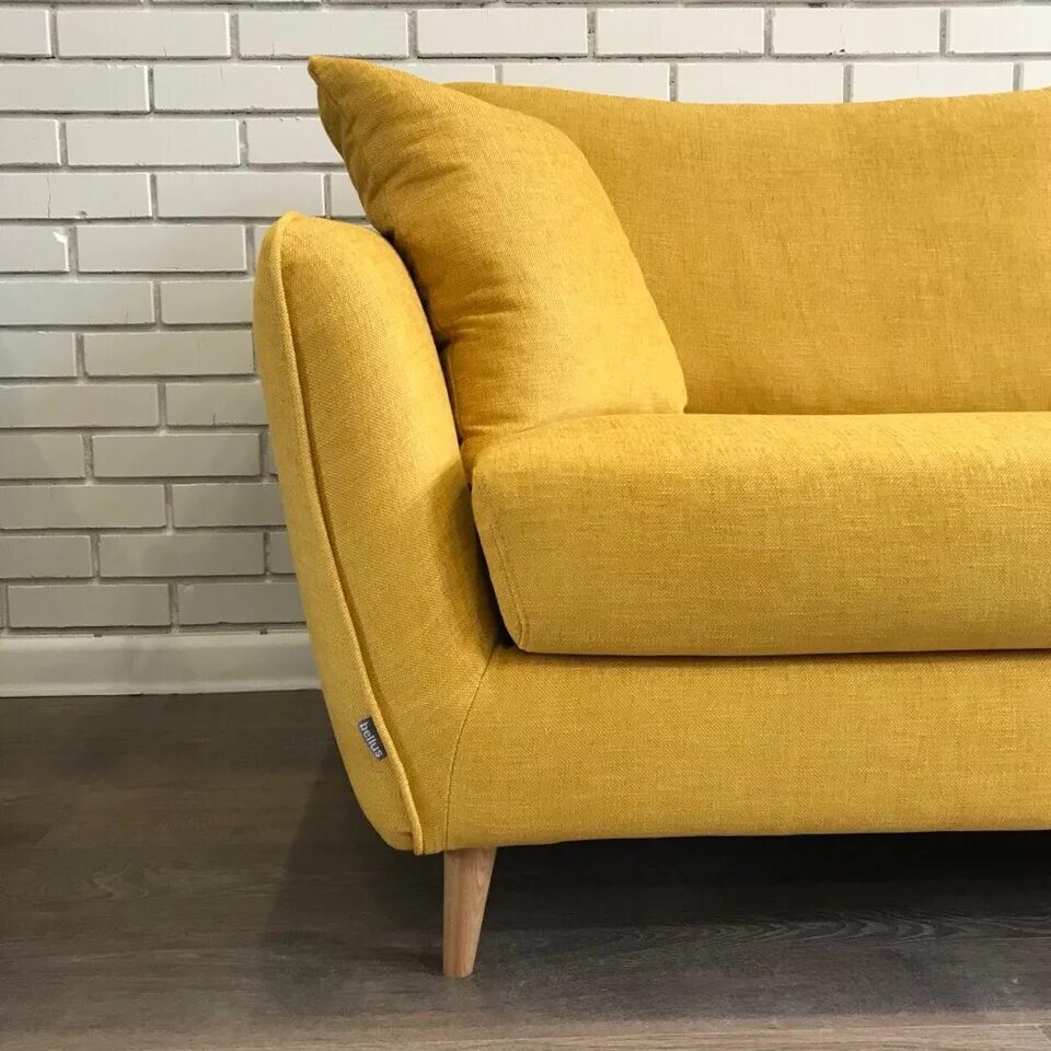 Маленький диван в современном стиле. Диван rotterdam velvet yellow. кресло berg camila, горчичный. диван горчичного цвета. маленький диван.