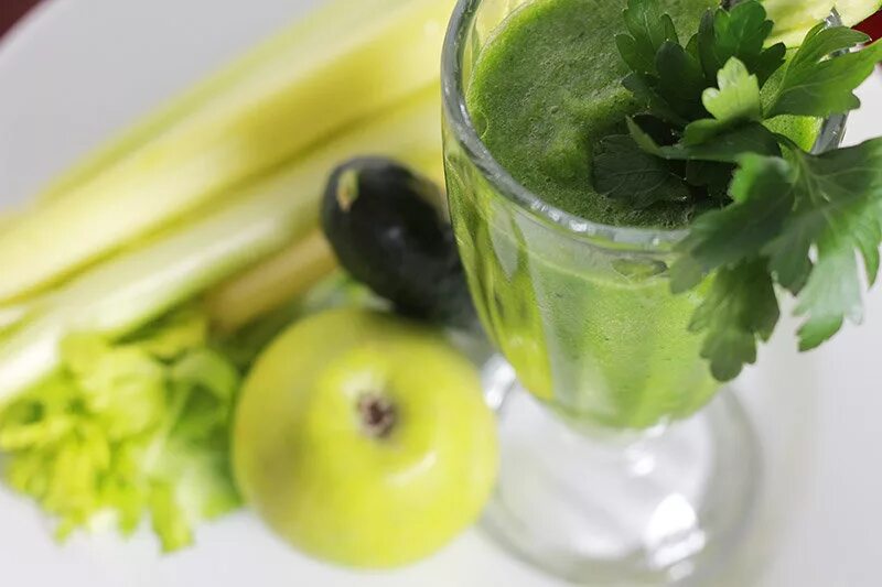 сельдерей с лимоном. сельдерей с лимоном. смузи огурец сельдерей. детокс. коктейль из петрушки.