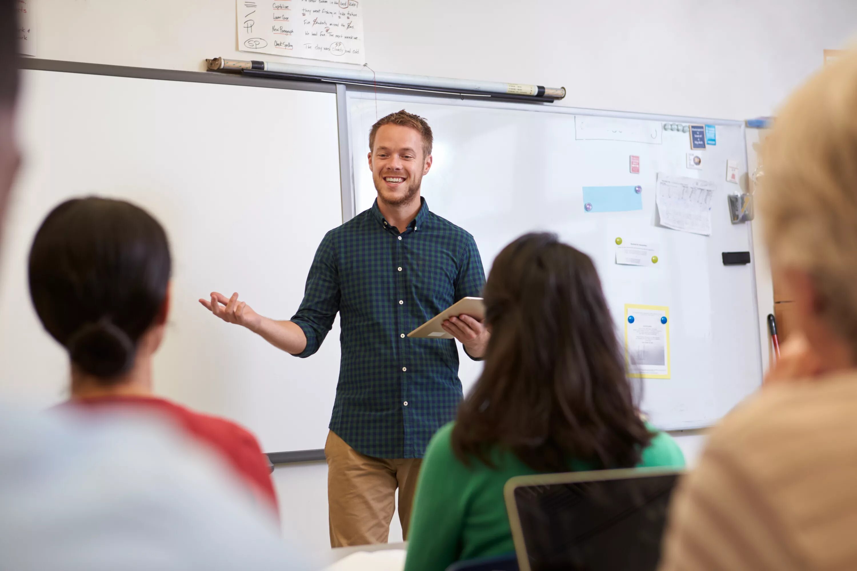 Teachers to come first. Преподаватель рассказывает. Мимика учителя. Жесты учителя. Учитель мужчина.