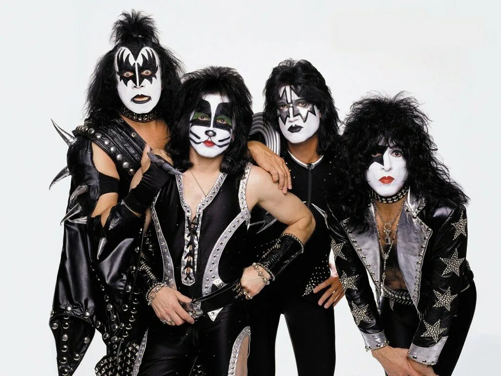 Как выглядит кис. Группа kiss. глэм рок группа kiss. группа кисс в молодости. kiss группа 1983.