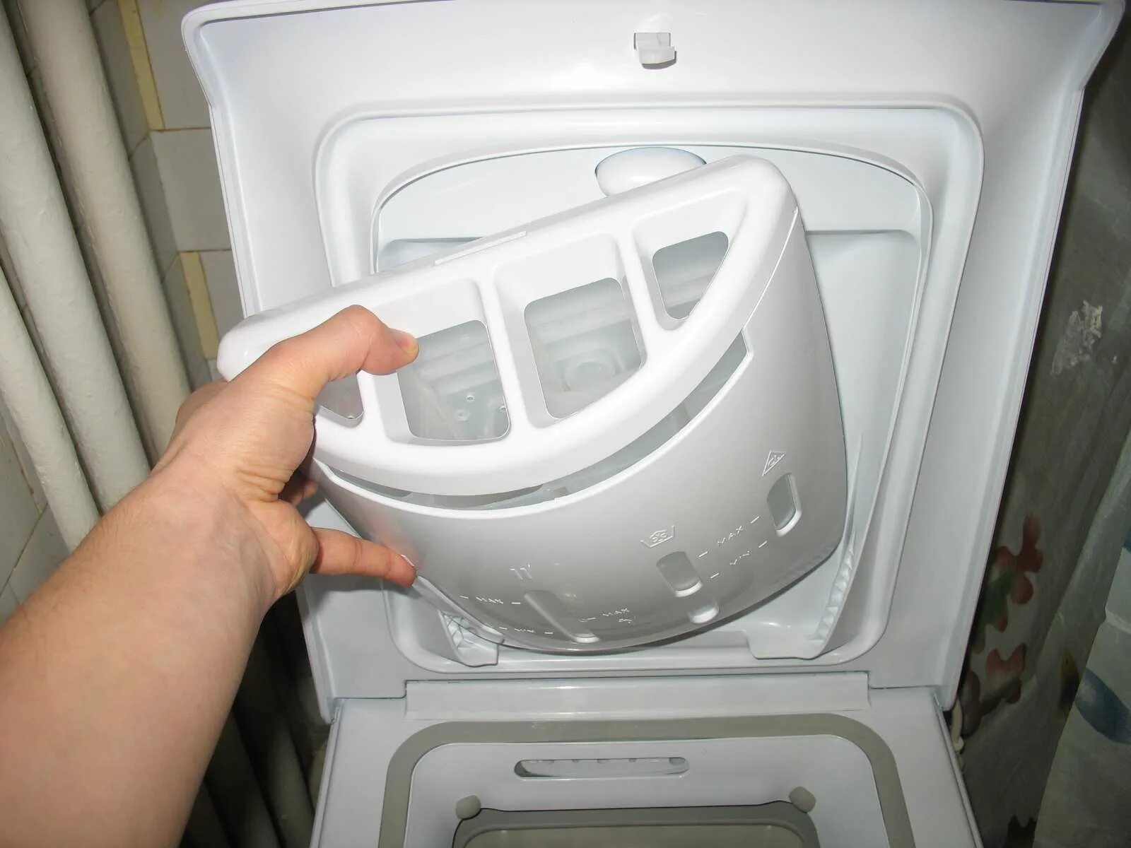 Индезит отсеки. Indesit wisl 82 отсек для порошка. дозатор для стиральной машины индезит. лоток для порошка в стиральной машине индезит. стиральная машина ардо 800 отсеки для порошка.