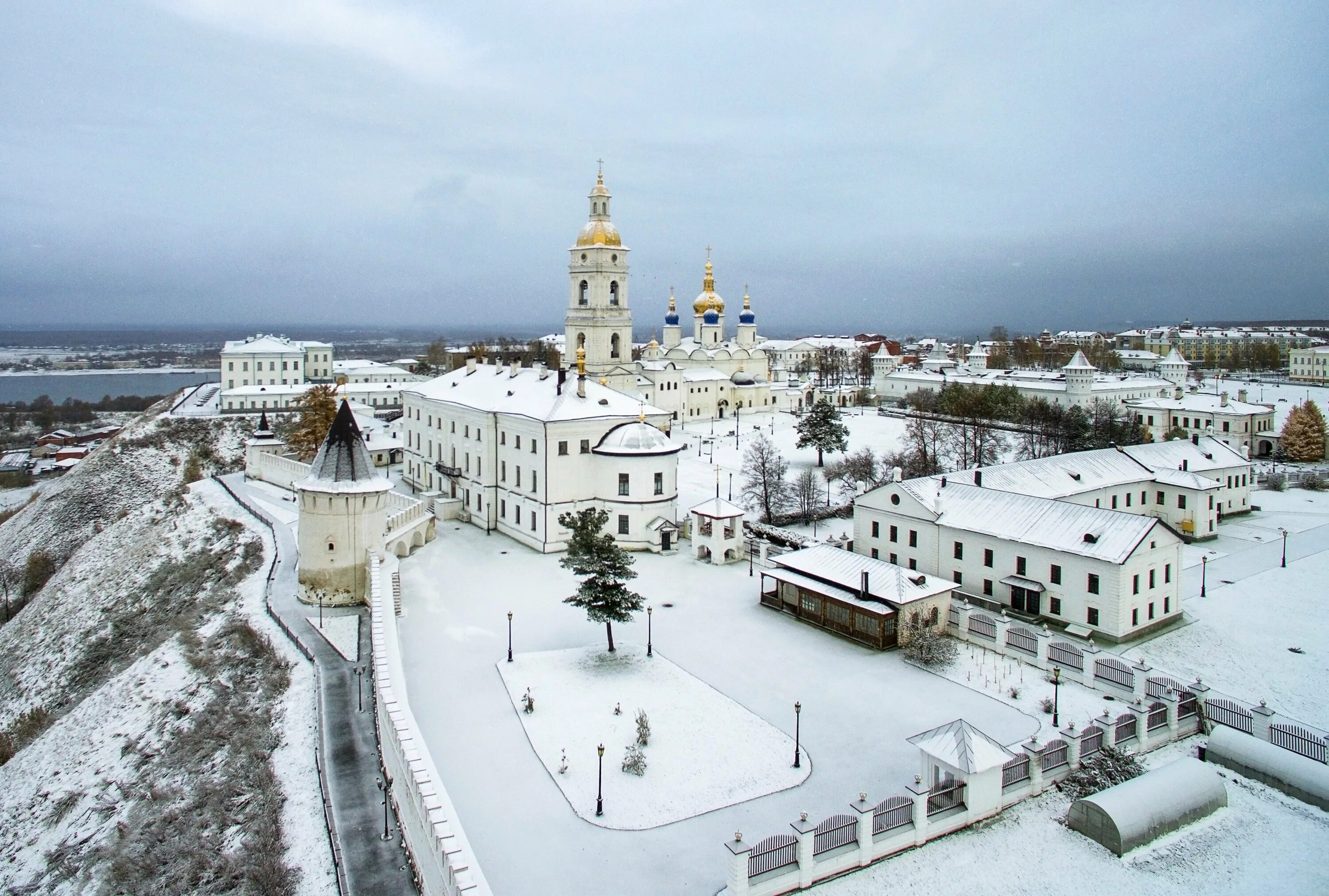 Как называется город тобольск. Тобольский Кремль Тобольск. Тобольский Кремль Тюмень. Достопримечательности Тобольска. Тобольский Кремль.. Тобольск древняя столица Сибири.