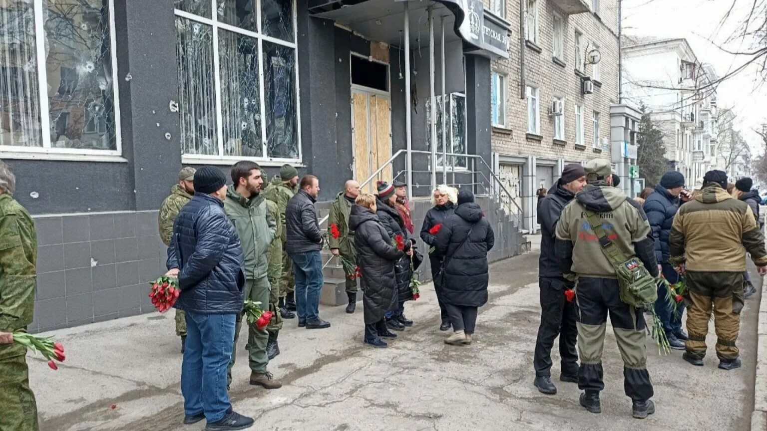 Новости донецка свежие сегодня донецк. Новости донецка свежие сегодня донецк. Подрыв машины в донецке февраль. Новости донецка свежие сегодня донецк. Кладбище ополченцев в донецке.