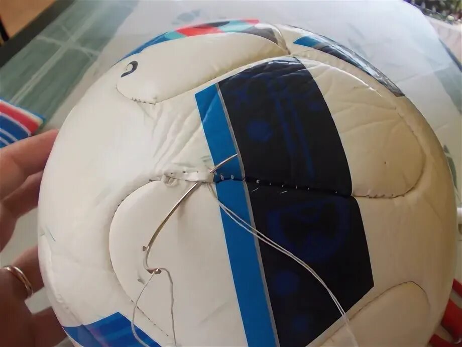 Заклеить футбольный мяч. Как отремонтировать футбольный мяч в домашних условиях. Заломы на футбольном мяче.