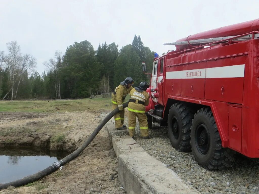 Забор воды пожарным насосом. Забор воды из водоема пожарной машиной ЗИЛ 131 АЦ 40. Забор воды из водоема пожарной машиной. Забор воды пожарной машиной. Пожарный автомобиль на водоисточнике.