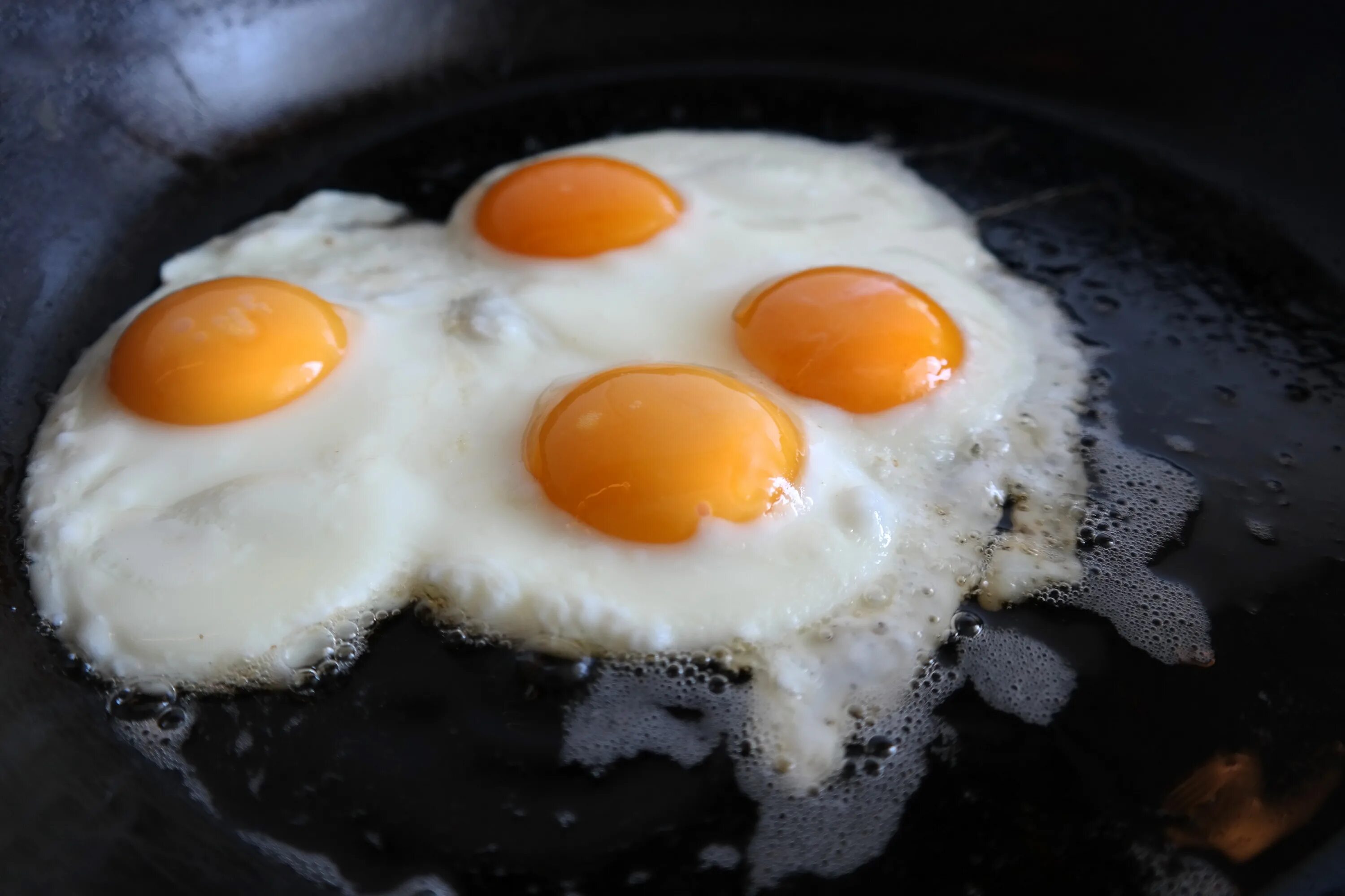 Cooked egg. Яичница глазунья. Жареные яйца. Завтрак с яйцом. Яичница 4 яйца.