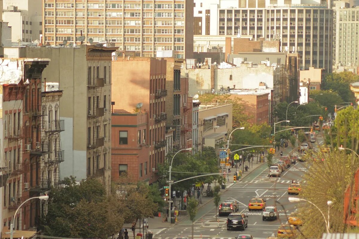 Streets avenue. Первая Авеню. East Village Нью-Йорк. Оживленная Авеню. Сан Диего 1 я Авеню улица.