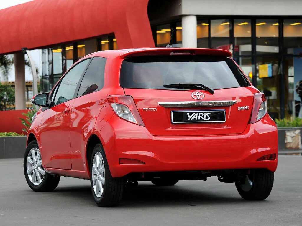 Тойота объем 1. Toyota aygo 2015. Toyota yaris 2013 hybrid. Toyota aygo 2014. Тойота объем 1.