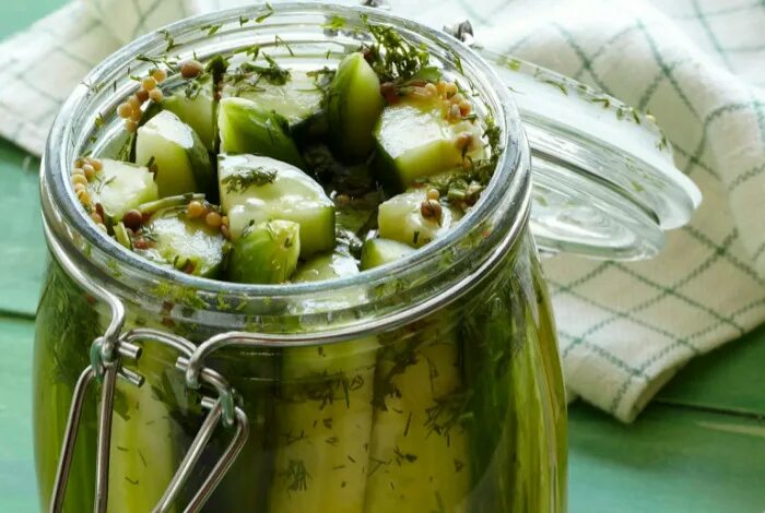 Огурцы с горчицей на зиму. Огурцы с куркумой. Огурцы с семенами горчицы на зиму в банках. Огурчики в горчице на зиму. Огурцы на зиму с горчицей сухой.