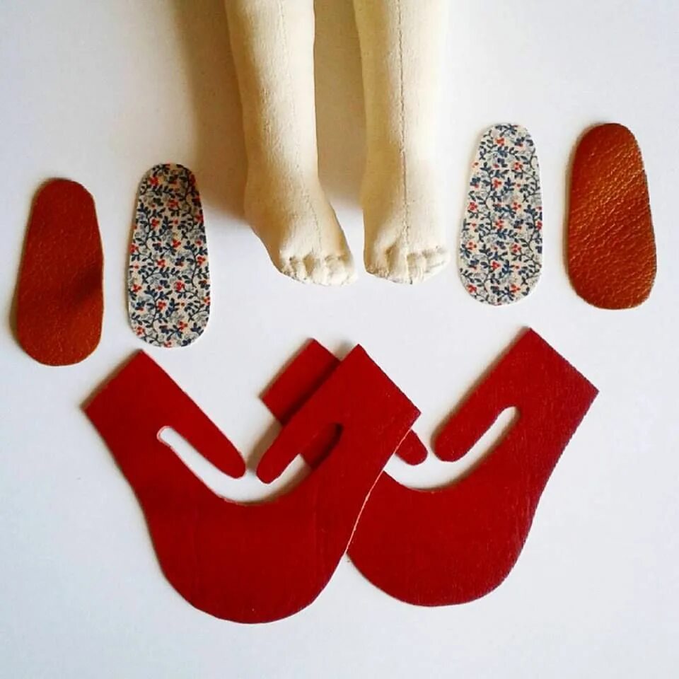 Шьем обувь для куклы. Ботиночки для куклы. Обувь для кукол из кожи. Обувь для куклы мастер класс. Обувь для барби мастер класс.