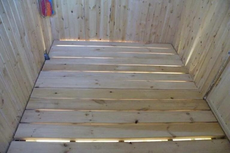 Проливные полы в каркасной. Пол в парилке бани на сваях. Лаги на пол в бане. Проливные полы в каркасной. Пол в парной.