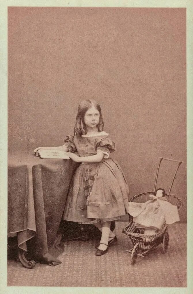 Мальчик 1860. Ребенок 1860. Старые снимки детей. Викторианская эпоха одежда мальчиков. Игрушки 1860 года.