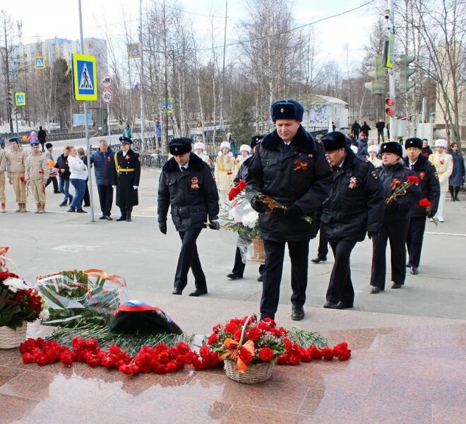 9 Мая Салехард. Полиция 9 мая. Возложение полицейским фуражка с цветами. Уржум 9 мая возложение полиция. Мая салехард