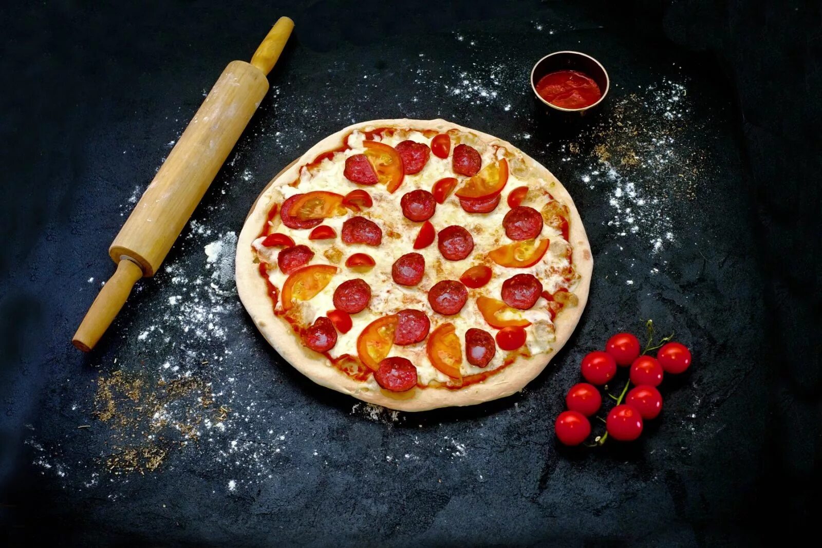 Пошаговый рецепт пиццы пепперони. Пицца пепперони. Приготовление пиццы пепперони. Аппетитная пицца. Пицца пепперони домашняя.