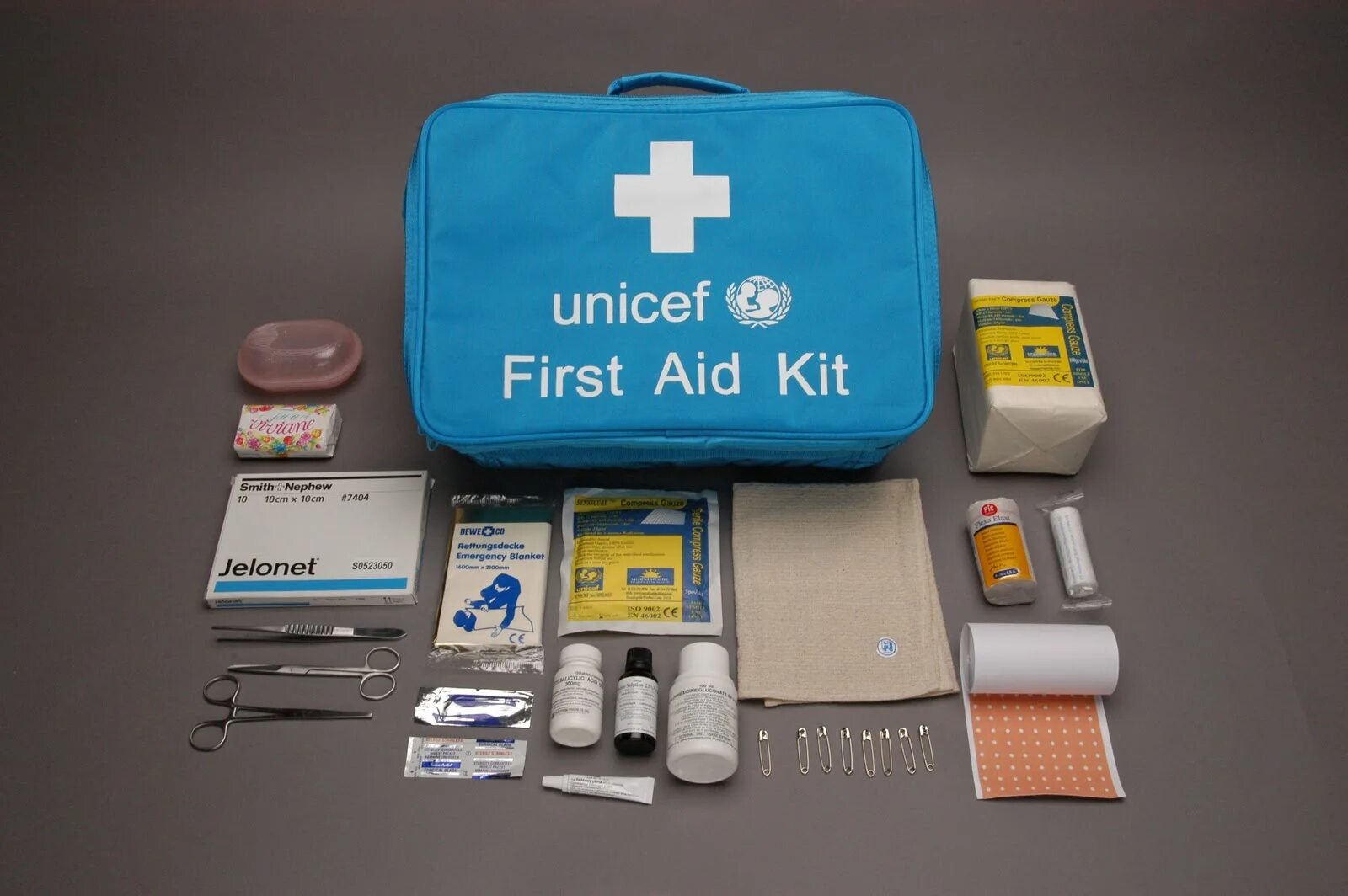 Аптечка в салоне. First aid kit. аптечка first aid. medical kit аптечка. аптечка эстетика.