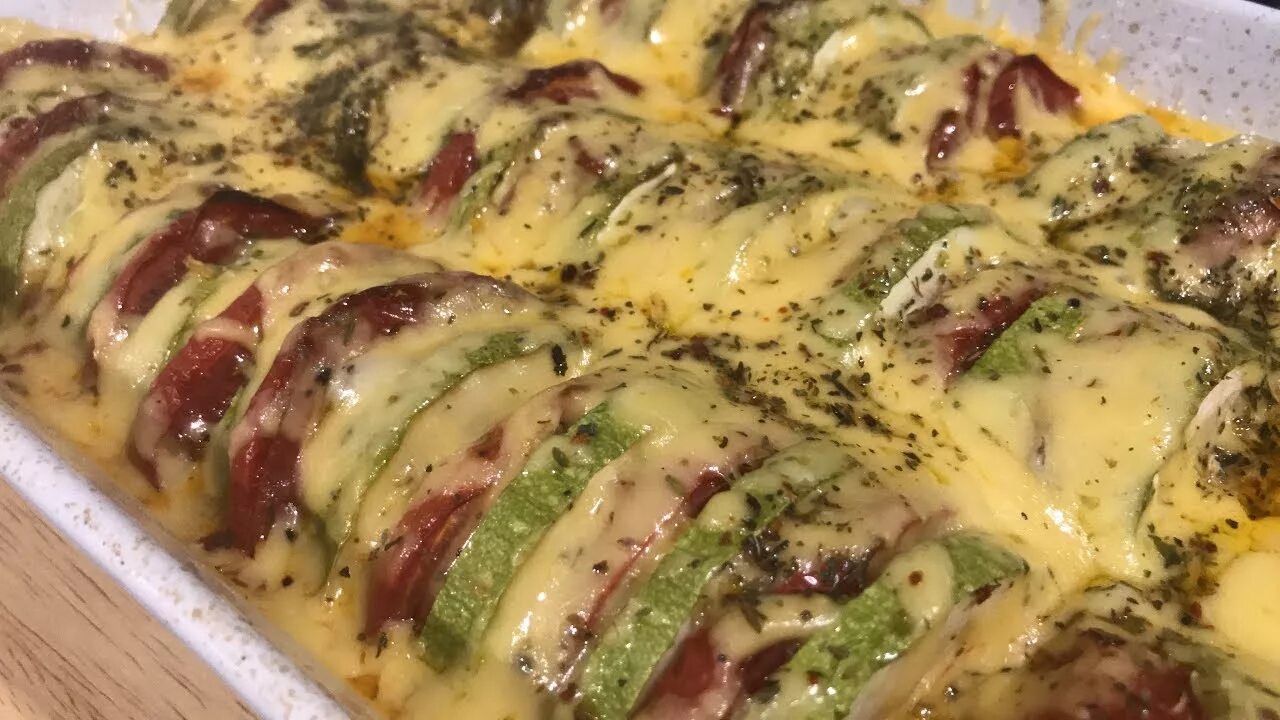Кабачки помидоры перец сыр в духовке. Кабачки в духовке с сыром и помидорами. кабачки в духовке с помидорами. кабачки запечённые в духовке с помидорами и сыром. кабачок помидор сыр в духовке.