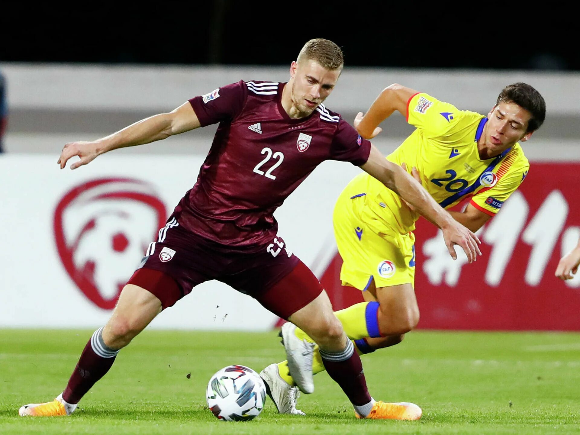 Как сыграла латвия. Сборная латвийска по футболу. Сборная россии по хоккею. Сборная канады по хоккею. Футбольная команда латвии.