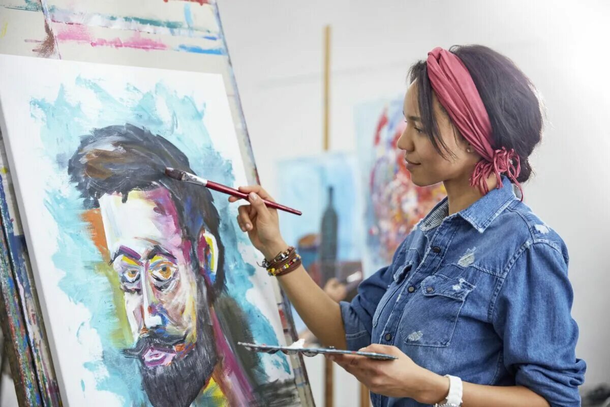 Painters painting. Художник картинка. Женщины художницы. Рисование как хобби. Портреты рисуют красками художника.