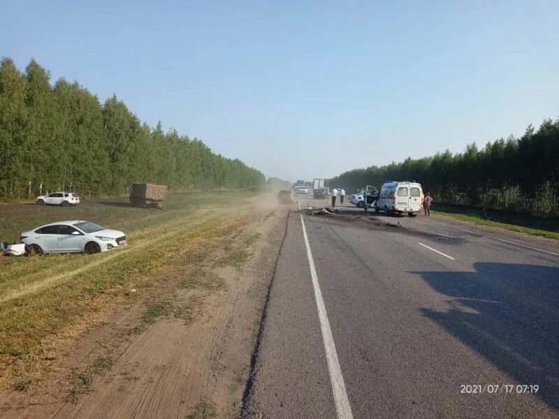 Заправка иволь. Вывозит грузовик авто с места аварии. Трасса м10. 323 километра. 323 километра.