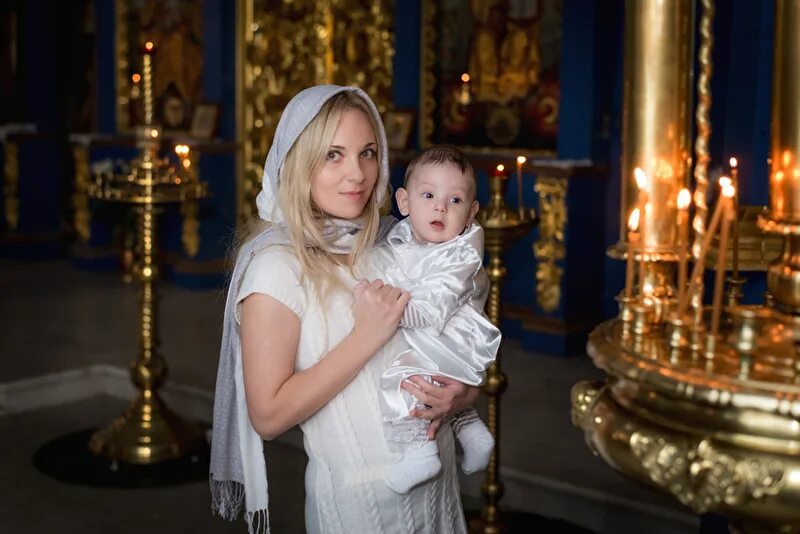 младенец в храме. наряд на крещение для крестной. фотосессия на крестины ребенка. платье для крестной мамы. крестины ребенка.