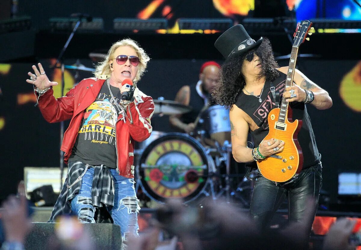 Группа Guns n’ Roses 2020. Guns n Roses слэш 2020. Guns n Roses Эксл Роуз. Slash гитарист 2020.