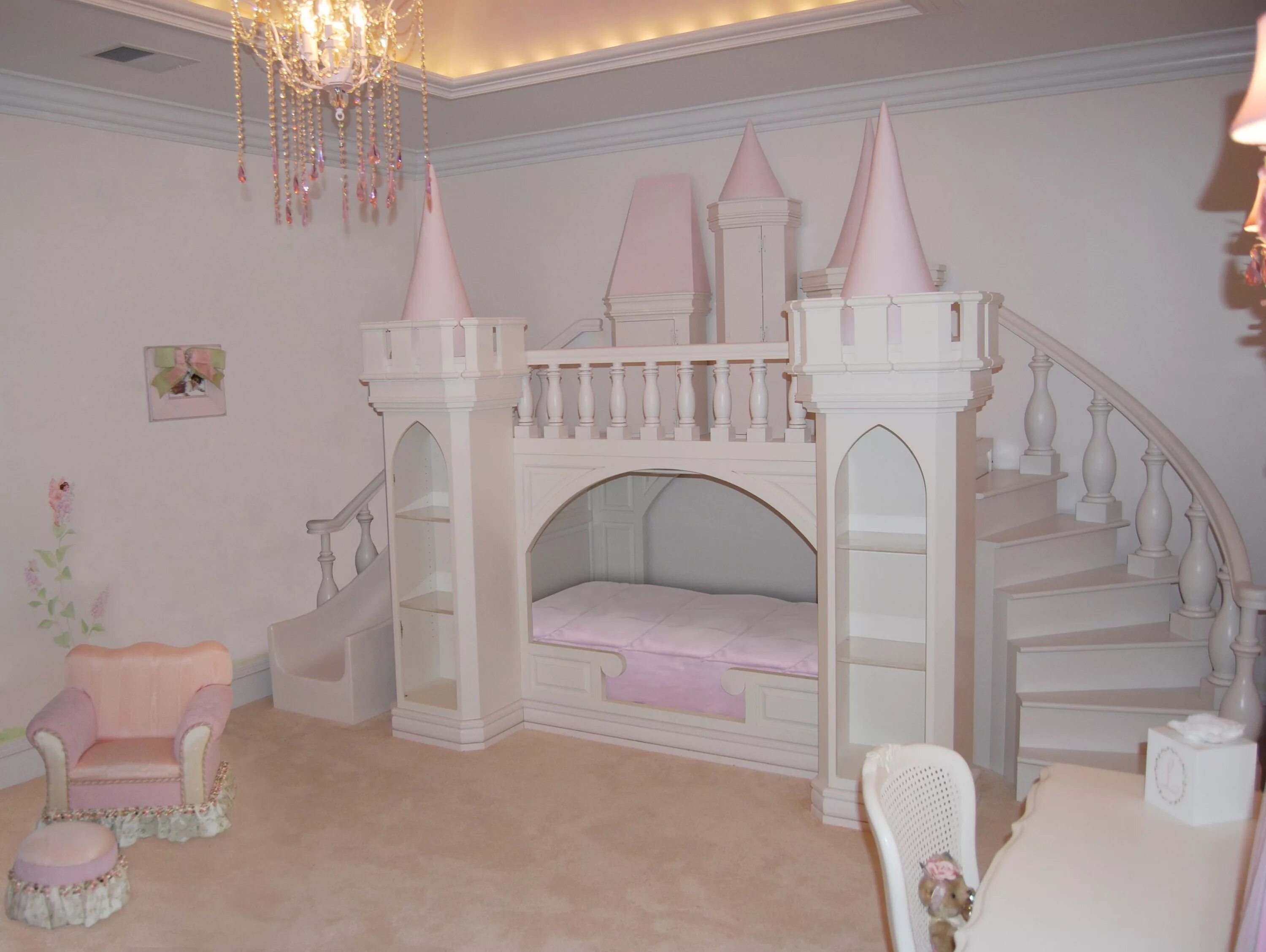 Замок маленькой принцессы. Кровать "принцесса Пелас". Детская комната принцессы. Спальня для маленькой принцессы. Замок для девочки в комнату.