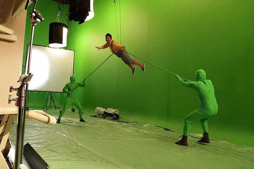 Почему снимают на зеленом фоне. 300 спартанцев как снимали фильм. Почему снимают на зеленом фоне. Зелёное полотно для съёмок. Тот ещё карлосон! фильм 2012.