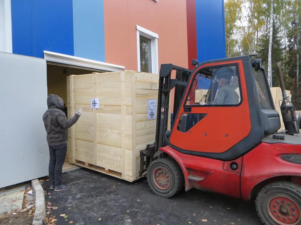 Погрузка биг бэгов в фуру 20 тонн. Разгрузка машины. Вольво fh 440 тент растентовка. Разгрузка фуры вилочным погрузчиком. Грузовые машины для перевозки грузов.