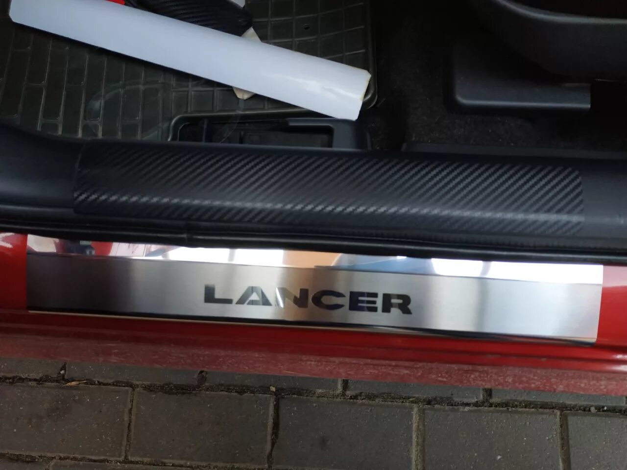 Пороги lancer. Пороги Лансер 10. Накладки на пороги Лансер 10. Накладки порогов внутренние Лансер 10. Накладки на пороги Mitsubishi Lancer x.