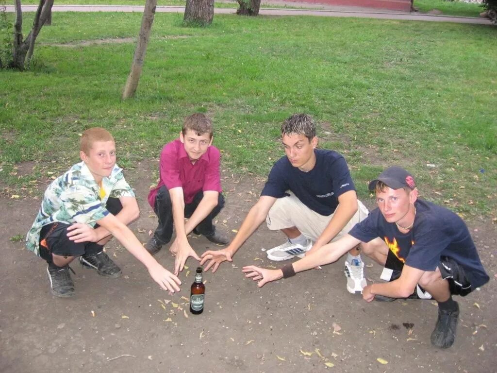 Молодежь алкоголики. Школьник с пивом. Пьяные русские молодежь