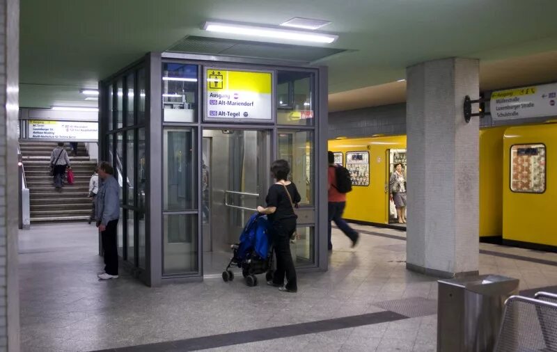Лифт в метрополитене. Лифты для инвалидов в метро Москвы. Лифты в метро для инвалидов. Лифтовый подъемник для инвалидов в метро. Станции метро с лифтами для инвалидов.