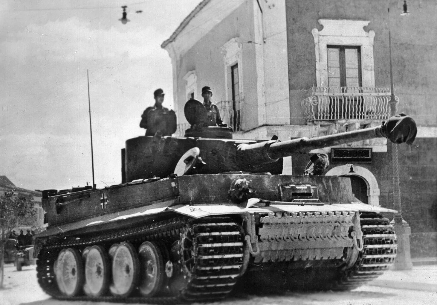 Танк тигр времен великой отечественной войны. Танк тигр 1943. Немецкий танк тигр в 1943. Танк тигр 1942. Тигр танк второй мировой.