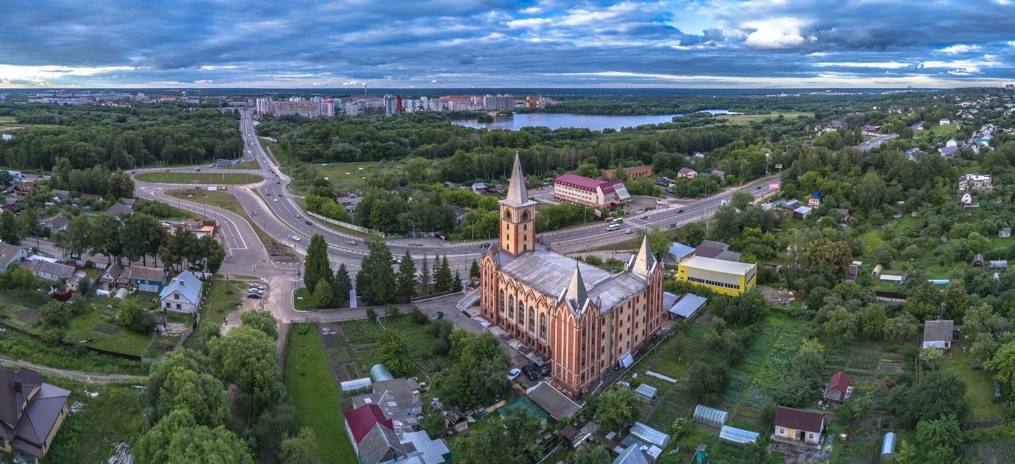 Девушки в болгарах татарстан. Памятник болгарам брянск. Болгары брянск. Памятник болгарским патриотам в брянске. Бежицкая церковь ехб возрождение брянск.