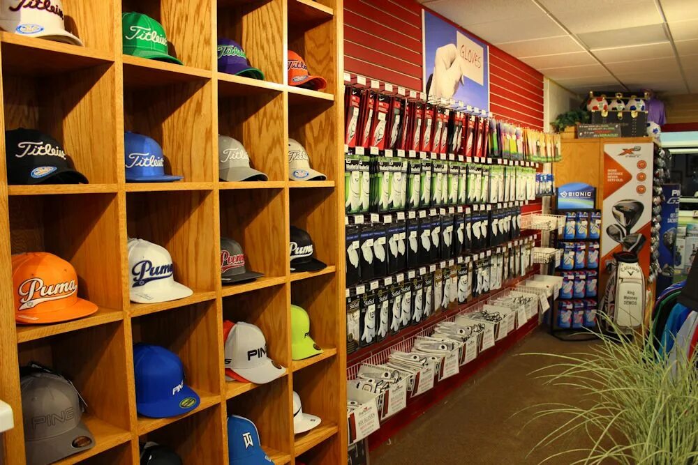 Pro shop магазин. Golf shop. магазин одежды golf. гольф магазин витрина. Golf магазин фото.