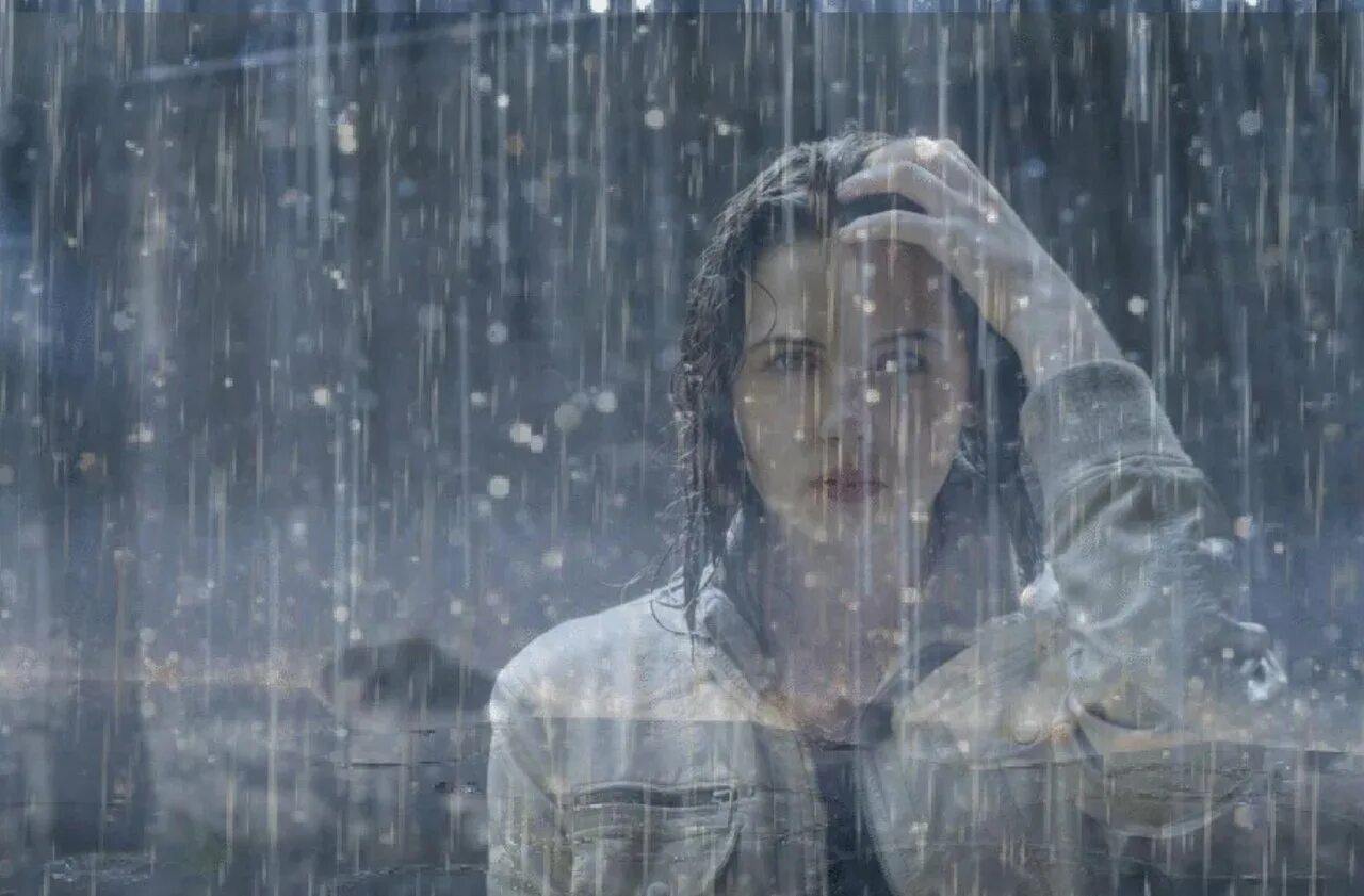 Под дождем. Женщина под дождем. Девушка дождь. Женщина и дождь за окном.
