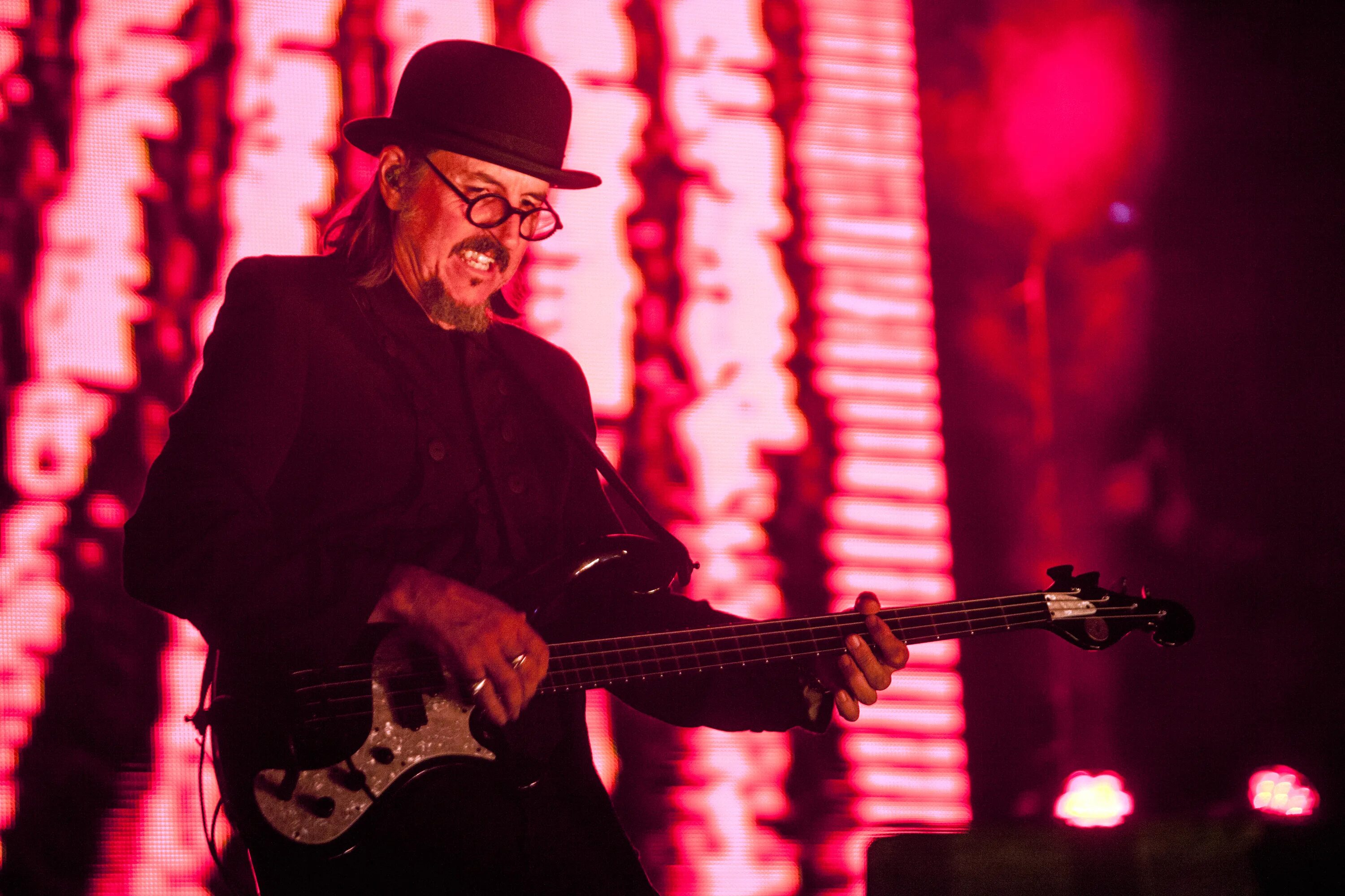 Лес Клейпул Primus. Primus вокалист — les Claypool. Лес Клейпул Bass. Les Claypool молодой. Les claypool s