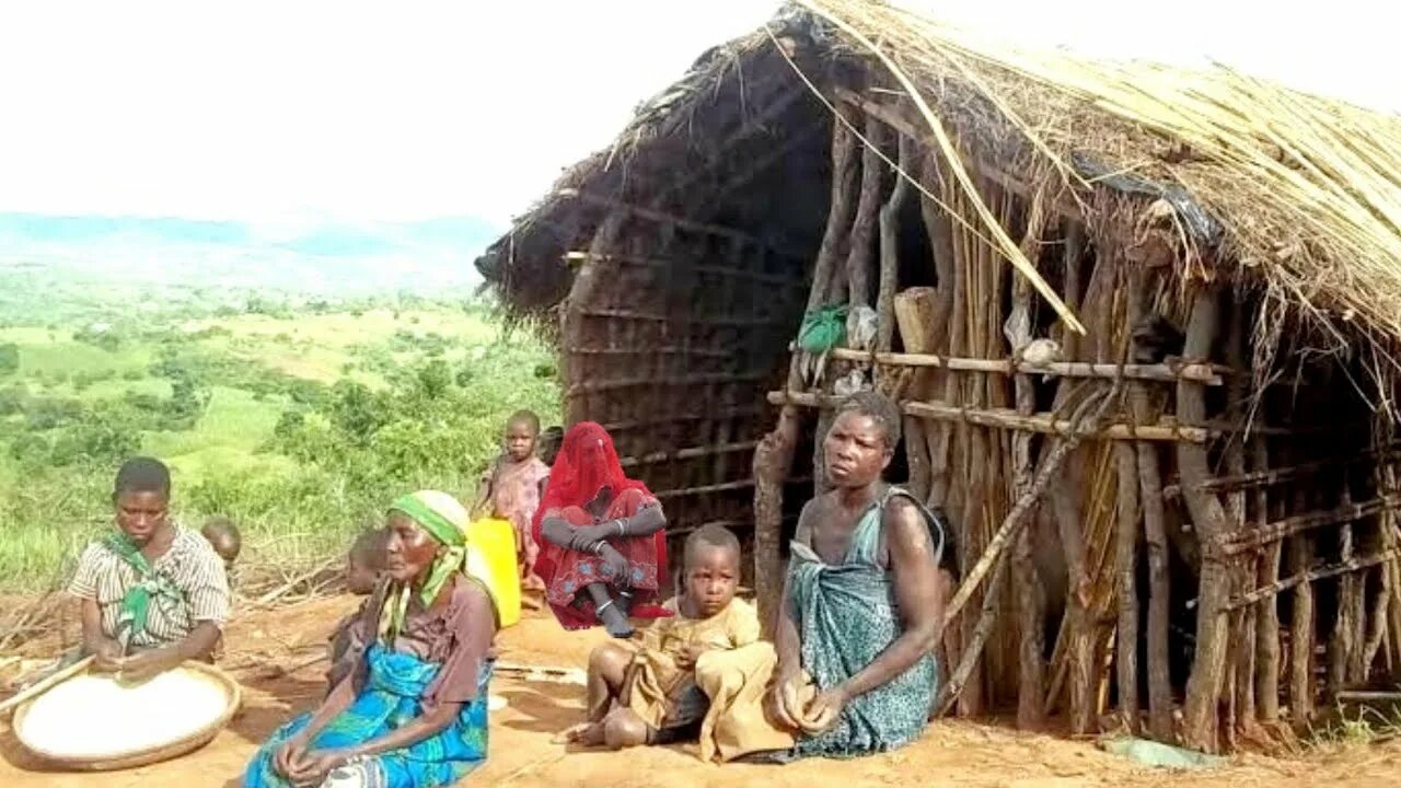 People in the village had been. Мозамбик бедность. Мозамбик деревни. Мозамбик нищета. Беднота в Мозамбике.